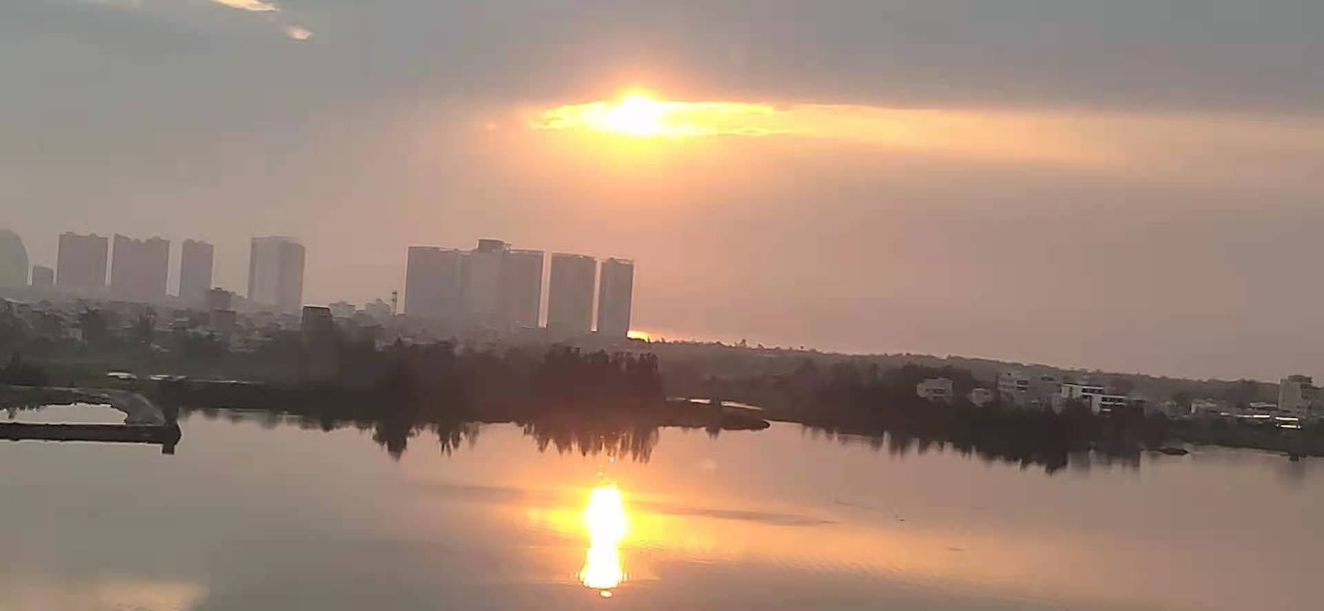 薩科微SLKOR團(tuán)隊(duì)成員欣賞美麗的海邊日出