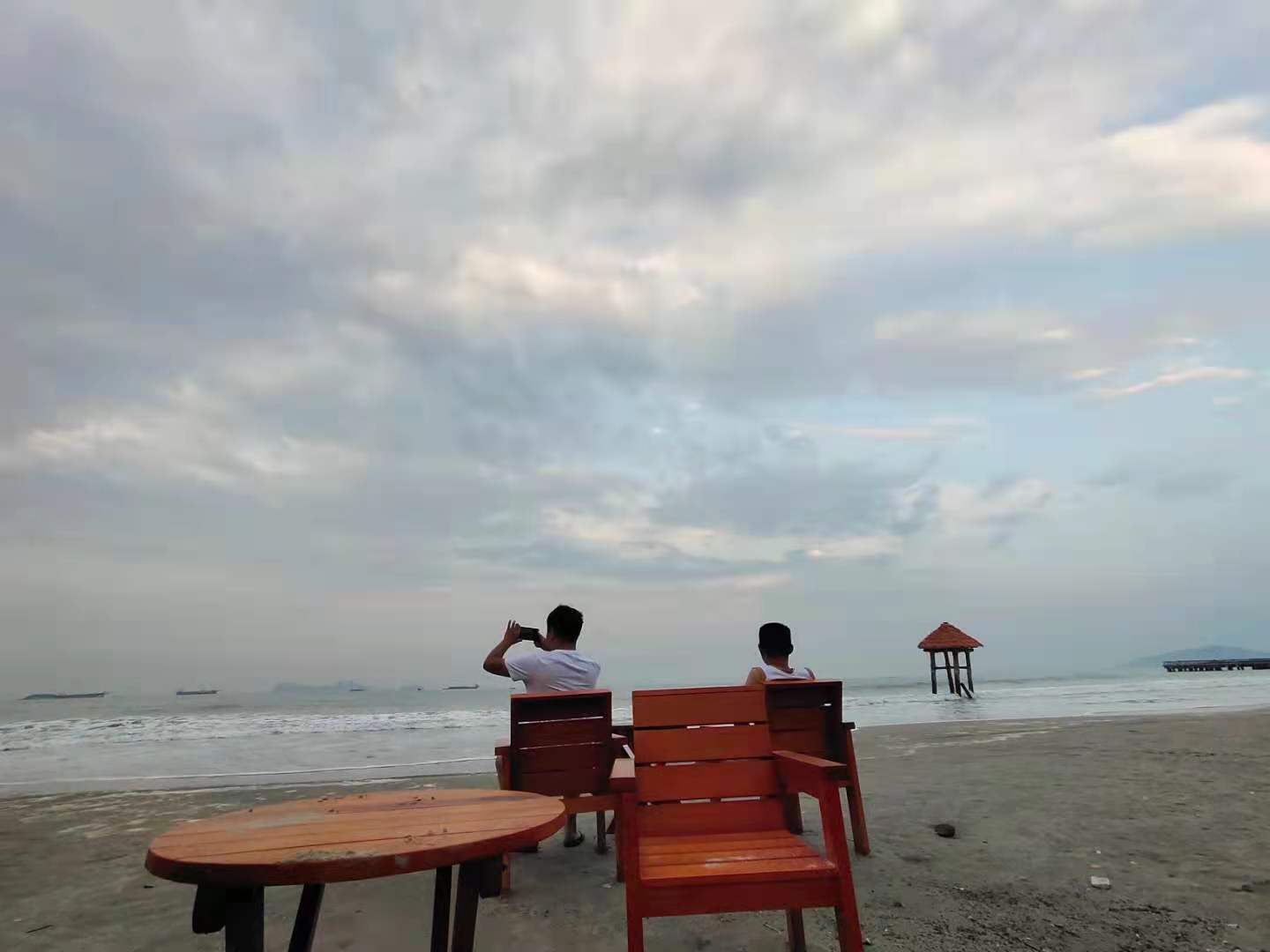 薩科微SLKOR團(tuán)隊(duì)成員欣賞海邊美麗的日出